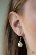 Cargar imagen en el visor de la galería, Posh Boss Black/White Pearl Necklace