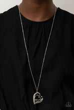 Cargar imagen en el visor de la galería, A Mothers Heart White Necklace