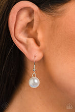 Cargar imagen en el visor de la galería, Romantically Reminicent White Pearl Necklace