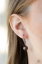 Cargar imagen en el visor de la galería, Posh Boss Black/White Pearl Necklace