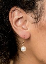 Cargar imagen en el visor de la galería, Pearly Prosperity Gold Necklace