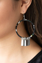 Load image into Gallery viewer, Garden Chimes Black Earring
