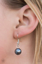 Cargar imagen en el visor de la galería, Lady In Waiting Silver Pearl Necklace
