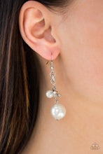 Cargar imagen en el visor de la galería, Timelessly Traditional White Earring
