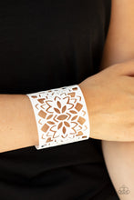 Cargar imagen en el visor de la galería, Hacienda Hotspot White Bracelet
