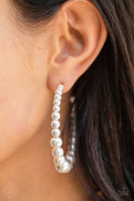 Load image into Gallery viewer, Glamour Graduate White Pearl Earring
