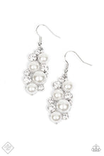 Cargar imagen en el visor de la galería, Fond of Baubles White Pearl Earrings
