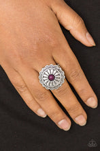 Cargar imagen en el visor de la galería, Daringly Daisy Purple/ White Ring
