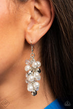 Cargar imagen en el visor de la galería, Pursuing Perfection White Pearl Earrings
